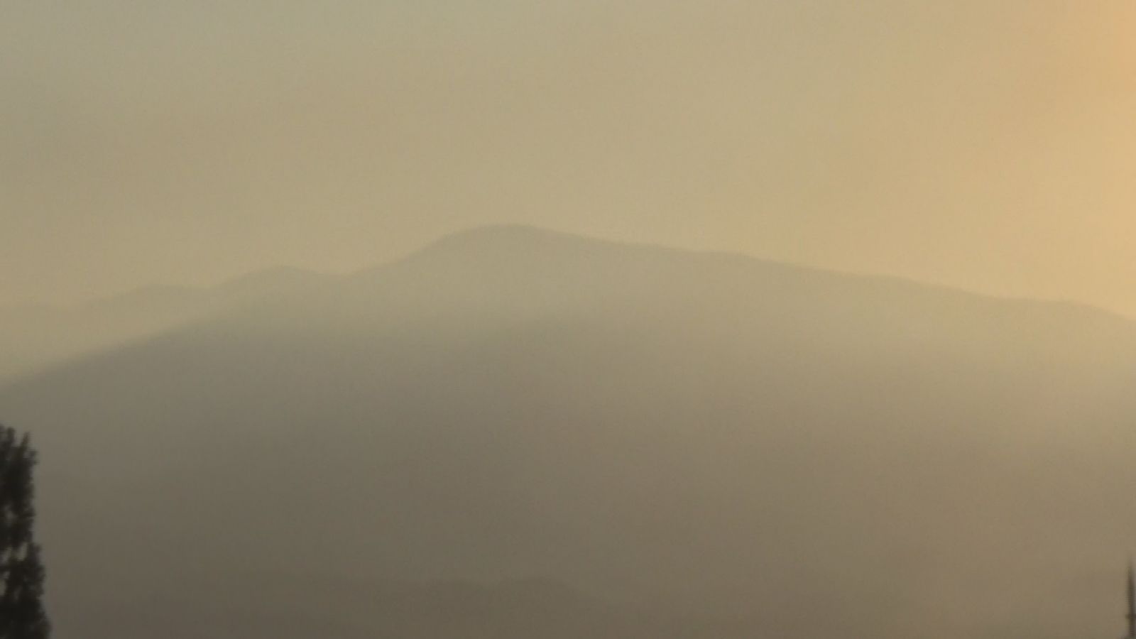 İnegöl'de gökyüzünü dumanlar kapladı